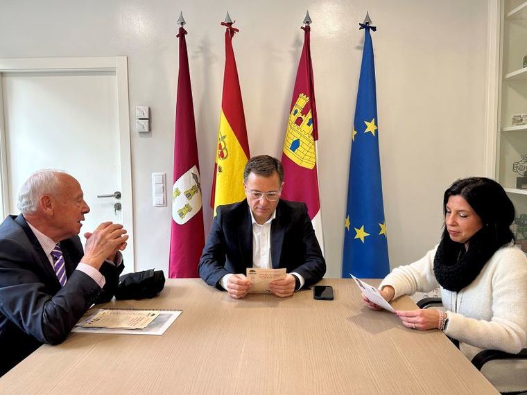 Manuel Serrano se reúne con Aluex y les anima a “seguir siendo un referente en la vida cultural de Albacete, ayudando a las personas mayores a seguir activos”