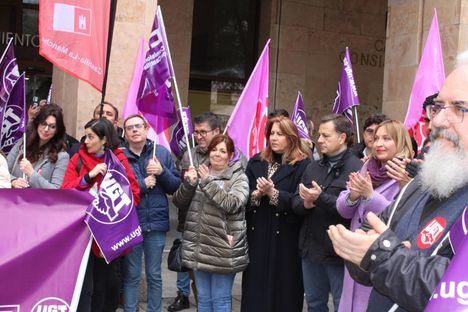 El alcalde y varios concejales participan en la concentración convocada por los sindicatos con motivo del 8-M