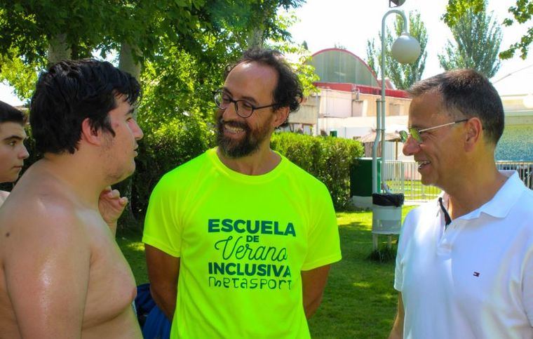 Manuel Serrano visita las escuelas de verano de Asprona y Metasport, “que hacen realidad la inclusión en un ambiente adaptado y amable”