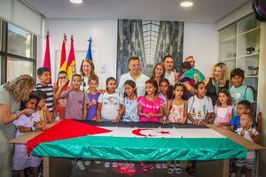 Manuel Serrano recibe a los participantes de ‘Vacaciones en paz’, recuerda “nuestra deuda histórica con los refugiados saharauis” y agradece el papel de las familias de acogida