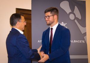 Manuel Serrano da la bienvenida al Ayuntamiento al nuevo concejal del Grupo Socialista, Diego Aroca Rodas, y le desea “suerte y éxito, que será también el éxito de todos los albaceteños”
