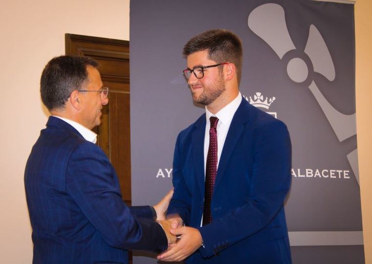 Manuel Serrano da la bienvenida al Ayuntamiento al nuevo concejal del Grupo Socialista, Diego Aroca Rodas, y le desea “suerte y éxito, que será también el éxito de todos los albaceteños”