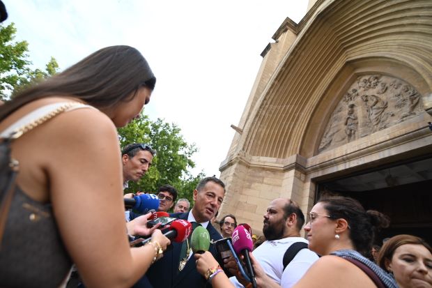 Manuel Serrano asiste a la misa de la Virgen de Los Llanos y le pide “protección y amparo en estas fiestas donde mostramos el cariño y fervor a nuestra Patrona”