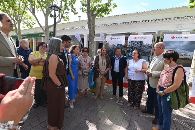 El alcalde inaugura la muestra de Cruz Roja en el stand de la FAVA, y felicita al movimiento vecinal por su “implicación diaria y su sensibilidad a favor de la paz y la convivencia”