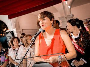Elena Serrallé afirma que “la Universidad Popular convierte la Feria en un punto de encuentro para el talento y la participación ciudadana” durante el inicio de sus actividades