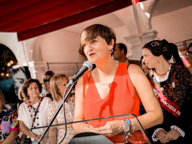 Elena Serrallé afirma que “la Universidad Popular convierte la Feria en un punto de encuentro para el talento y la participación ciudadana” durante el inicio de sus actividades