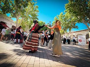 La Banda Sinfónica Municipal anima a muchas parejas a salir a bailar junto a la Capilla de la Virgen, gracias a la ‘Fiesta del pasodoble’