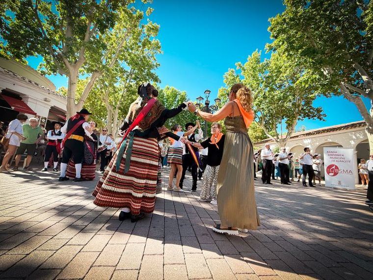 La Banda Sinfónica Municipal anima a muchas parejas a salir a bailar junto a la Capilla de la Virgen, gracias a la ‘Fiesta del pasodoble’