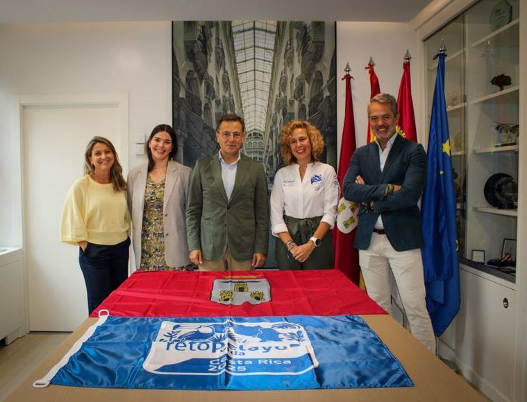 El alcalde felicita a Verónica Guillén, participante en el ‘Reto Pelayo Vida’, por “ser un ejemplo de fuerza y esperanza en la lucha contra la enfermedad”