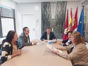 Manuel Serrano agradece a la Hermandad de Donantes su labor, en la que el Ayuntamiento colabora con iniciativas como la carta animando a donar sangre que reciben más de 2.000 jóvenes anualmente al cumplir 18 años