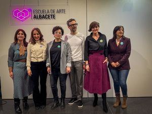 Serrallé inaugura la exposición ‘Gente Guapa 16’, que “permite ver la creatividad de los jóvenes y la labor formativa de la Escuela de Arte”