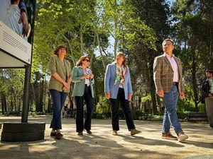 Manuel Serrano reitera su apoyo a la infancia durante la inauguración de una muestra fotográfica de Aldeas Infantiles sobre las relaciones entre hermanos de todo el mundo
