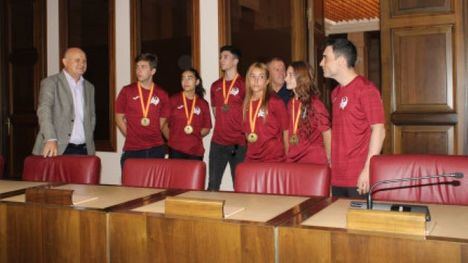 Los campeones de Wushu visitan el Ayuntamiento