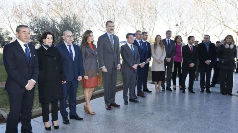 Los Reyes, de visita en Toledo, felicitan a los trabajadores de Joma por los 54 años de vida de la empresa y les animan a llegar al centenario