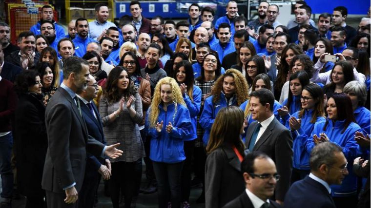 Los Reyes, de visita en Toledo, felicitan a los trabajadores de Joma por los 54 años de vida de la empresa y les animan a llegar al centenario