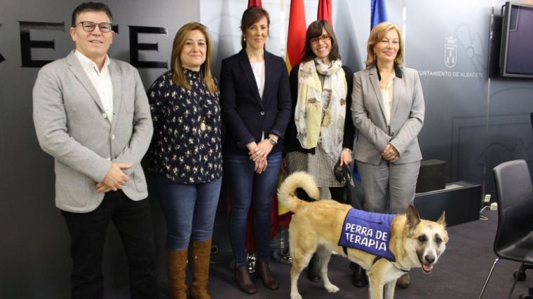 El Ayuntamiento de Albacete financia el proyecto ‘Arya, siempre contigo’ de gestión de las emociones en los niños a través de la terapia con animales