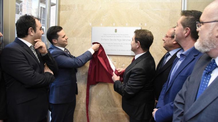 El presidente de Castilla-La Mancha, Emiliano García-Page, inaugura el nuevo Ayuntamiento de Tarazona de la Mancha, que ha sido financiado por la Administración regional