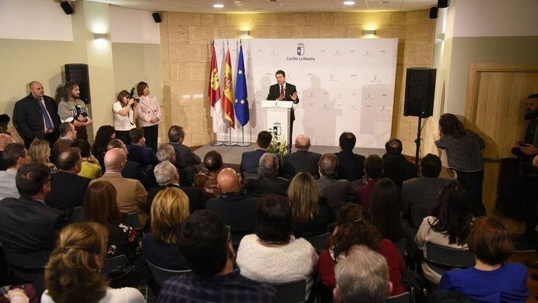 El presidente de Castilla-La Mancha, Emiliano García-Page, inaugura el nuevo Ayuntamiento de Tarazona de la Mancha, que ha sido financiado por la Administración regional
