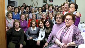 Mª Ángeles Martínez agradece a las mujeres de la Asociación de Viudas de Albacete el cariño y dedicación con la que han elaborado las canastillas entregadas a Cáritas Diocesana