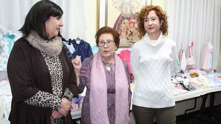 Mª Ángeles Martínez agradece a las mujeres de la Asociación de Viudas de Albacete el cariño y dedicación con la que han elaborado las canastillas entregadas a Cáritas Diocesana