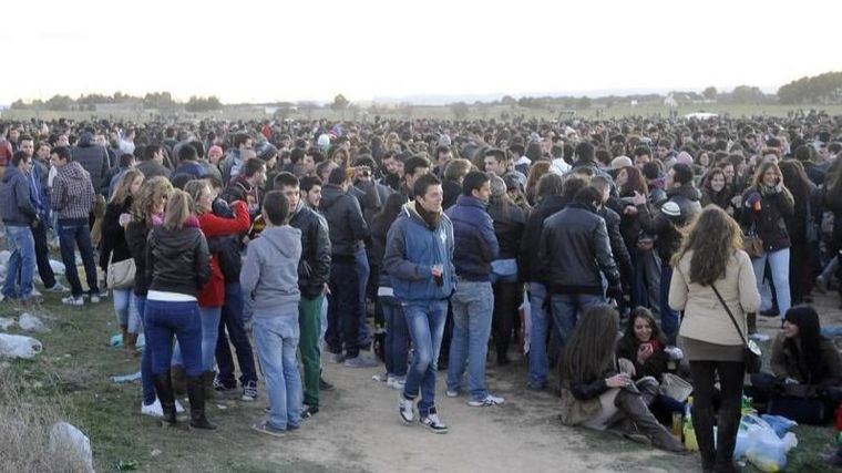 El Ayuntamiento aprueba la práctica del botellón para la celebración del “Jueves Lardero” con la reducción de una hora con respecto al año 2017