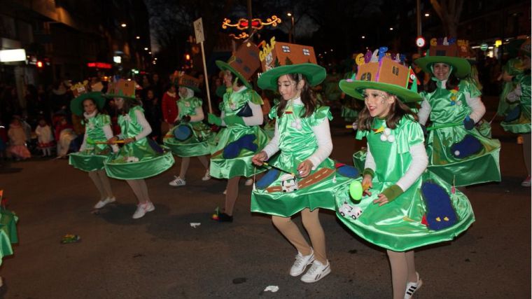 Francisco Navarro destaca la alta participación de los albaceteños en el desfile de carnaval 2018 que ha inundado de colorido las calles de la ciudad