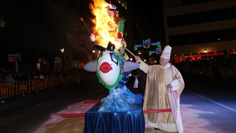 Manuel Serrano asiste al entierro de la sardina y participa en la entrega de premios del concurso de disfraces del Carnaval 2018