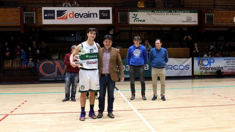Francisco Navarro entrega el trofeo al ganador de la Copa Junior Autonómica de Baloncesto