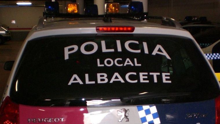 Detenido un hombre en Albacete tras agredir a su mujer en plena calle María Marin
