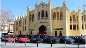 Julián Garijo y Francisco Navarro reciben al grupo de usuarios de Porsche que han pasado el fin de semana en Albacete