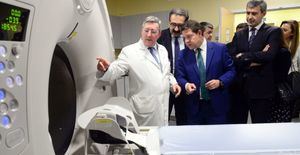 Emiliano García-Page visita el nuevo TAC del Hospital del Perpetuo Socorro de Albacete y la localidad de Casas Ibañez