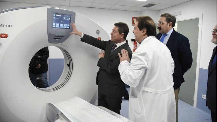 Emiliano García-Page, ha visitado el nuevo TAC instalado en el Hospital 'Perpetuo Socorro', en funcionamiento desde el mes de diciembre, y en el que se han realizado más de 600 estudios.