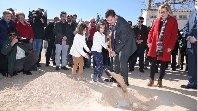 El presidente de Castilla-La Mancha, Emiliano García-Page, ha colocado la primera piedra del nuevo colegio de Casas Ibáñez