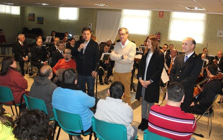 Manuel Serrano destaca el éxito de la XIX edición del programa educativo ‘Toca la Banda’ durante su asistencia al concierto