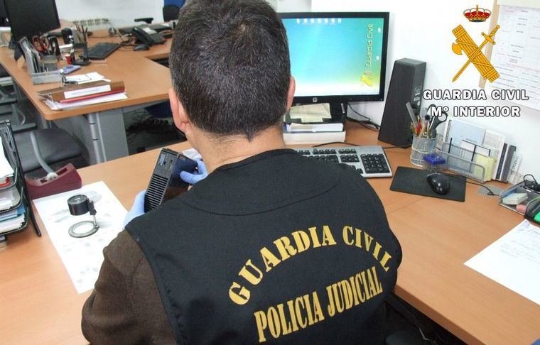 La Guardia Civil detiene a dos personas e investiga a otra por estafar a un vecino de Almansa a través de Internet