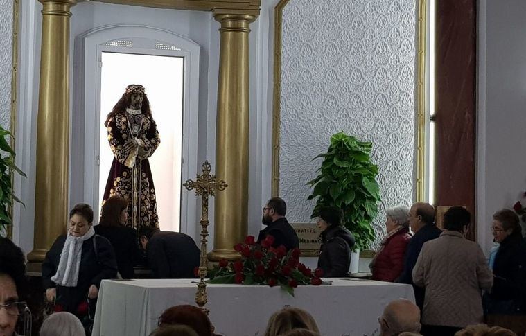 Manuel Serrano destaca la gran devoción y el cariño que los albaceteños sienten por la imagen del Cristo de Medinaceli durante su participación en el tradicional besapiés
