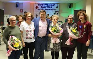 Manuel Serrano asiste al acto de homenaje a la mujer mayor de la Asociación de Mujeres del Barrio San Pablo