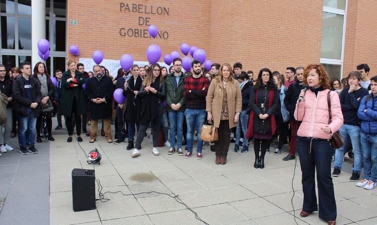 Mª Ángeles Martínez y Llanos Navarro asisten a la lectura de un manifiesto y suelta de globos en la Universidad de Castilla La Mancha para celebrar el Día Internacional de la Mujer