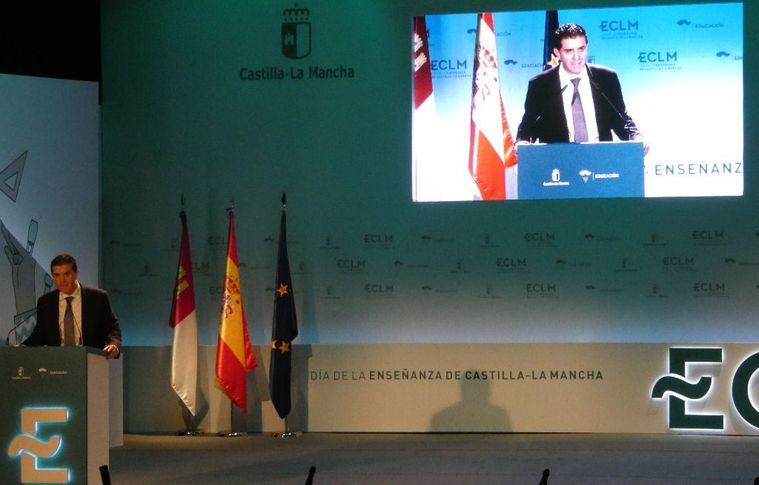 Santiago Cabañero felicita a todos los premiados de la provincia en el Día de la Enseñanza