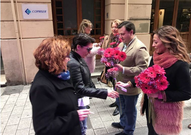 Manuel Serrano participa en el reparto de flores y marcapáginas con motivo del Día Internacional de la Mujer