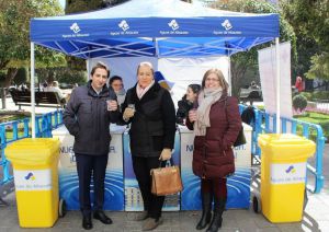 Llanos Navarro visita los stand de Aguas de Albacete y Cruz Roja con motivo del Día Mundial del Agua.