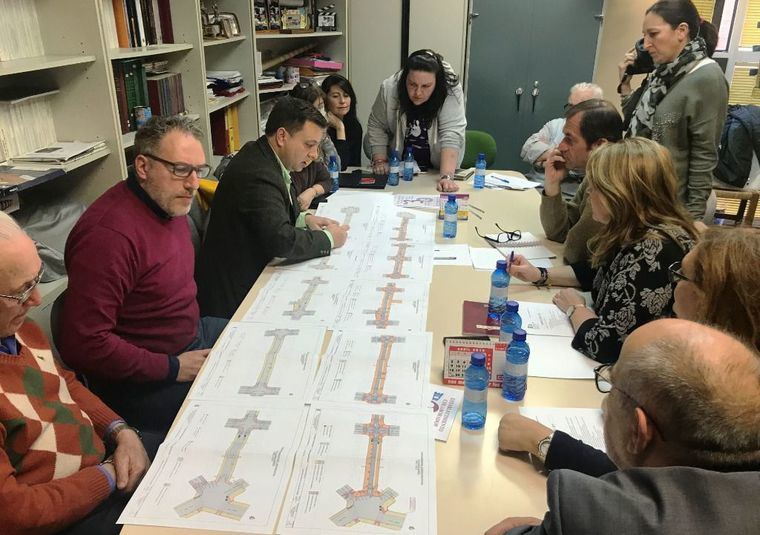 Manuel Serrano explica a los vecinos de ‘Fátima’ el proyecto de remodelación que el Ayuntamiento va a acometer en Blasco Ibánez