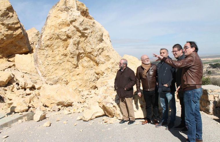 El Gobierno regional colaborará con el Ayuntamiento de Chinchilla aportando vehículos para retirar el material tras el desprendimiento de rocas