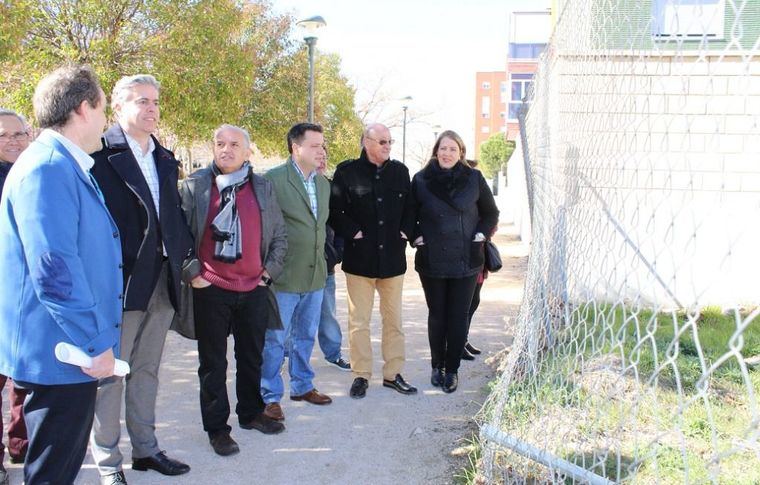 Manuel Serrano explica a los vecinos del barrio Cañicas-Imaginalia el proyecto del nuevo centro socio-cultural dotado con 800.000 euros