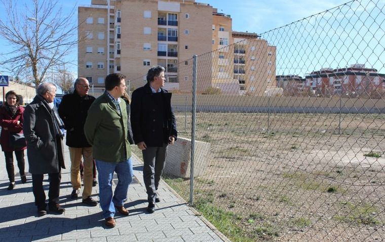 Manuel Serrano explica a los vecinos del barrio Cañicas-Imaginalia el proyecto del nuevo centro socio-cultural dotado con 800.000 euros