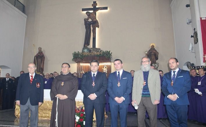 Manuel Serrano recibe la medalla de honor de Nuestro Padre Jesús Nazareno de Medinaceli