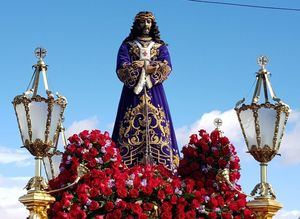 Imágenes religiosas y tamborileros se fusionaron de nuevo en el Calvario de Hellín este Viernes Santo