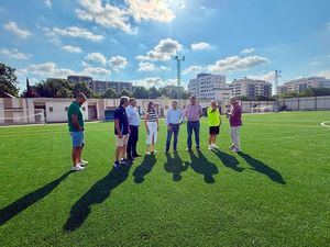 Ya está instalado el nuevo césped artificial en el campo de fútbol del Paseo de la Cuba que según el alcalde “beneficiará a los ciudadanos y sobre todo a los clubes”
