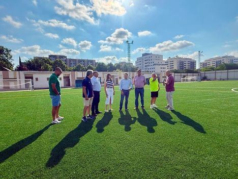 Ya está instalado el nuevo césped artificial en el campo de fútbol del Paseo de la Cuba que según el alcalde “beneficiará a los ciudadanos y sobre todo a los clubes”