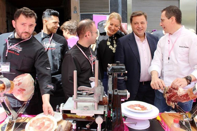 Manuel Serrano reitera su compromiso con las personas con cáncer y sus familias y destaca el éxito del taller de cocina 'Minimal Junior'